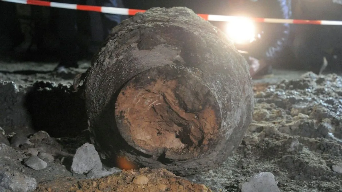 Egytonnás világháborús bombát találtak a csepeli kikötőben