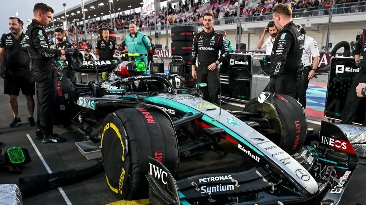 Hamilton szerint ellene dolgozik a saját csapata
