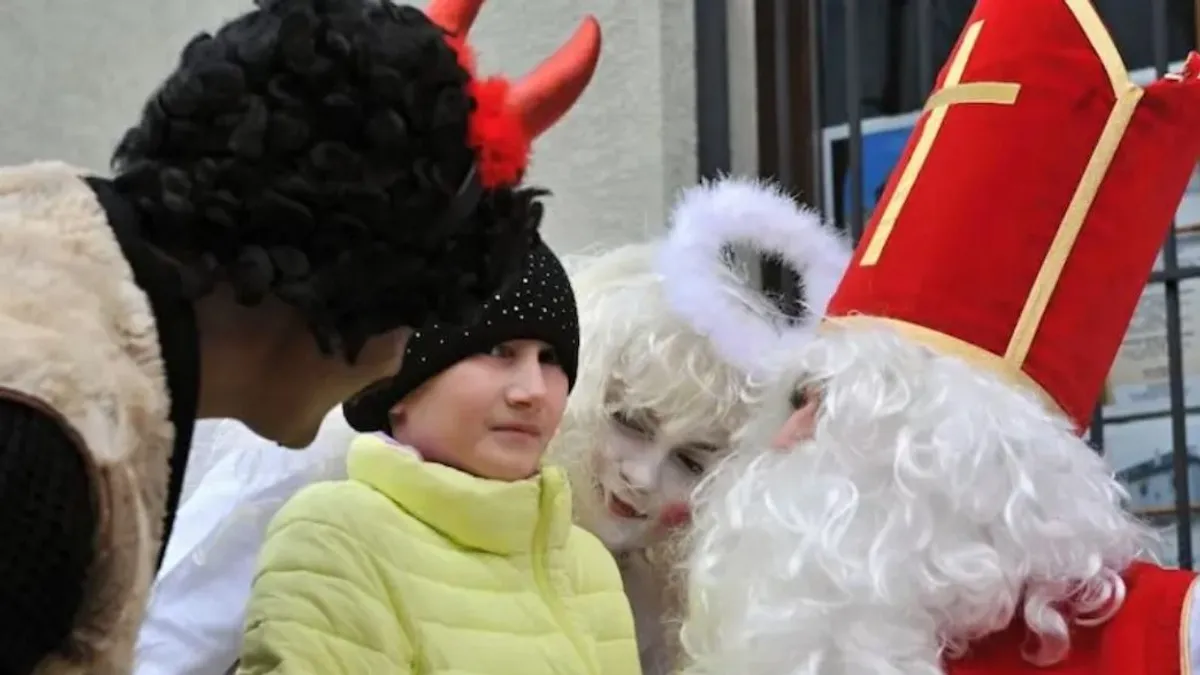 Megvert egy tinédzsert egy részeg krampusz a Mikulás-napi ünnepségen