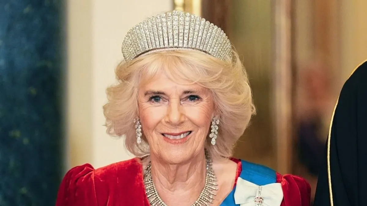 II. Erzsébet királynő kedvenc ékszerében jelent meg Kamilla királyné