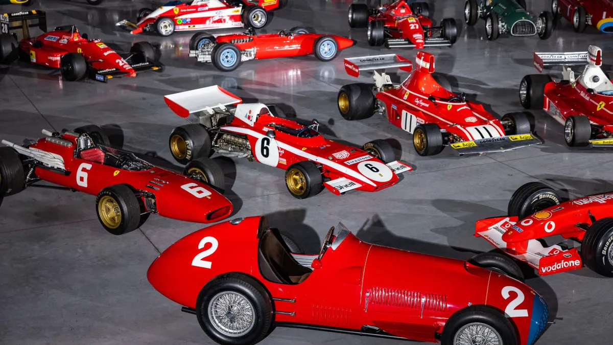 Bernie Ecclestone eladja 69 klasszikus F1-autóból álló gyűjteményét