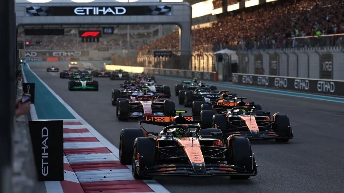 F1: Verstappen és a McLaren büntetése után drámai csata volt a vb-címért