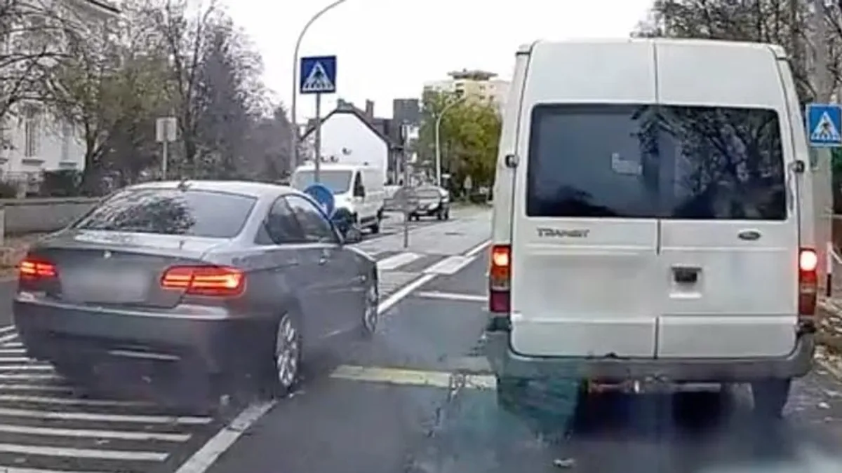 Forgalomtól elzárt területen előzött a BMW-s Fehérváron, szerencséje, hogy a gyalogos észnél volt - videó