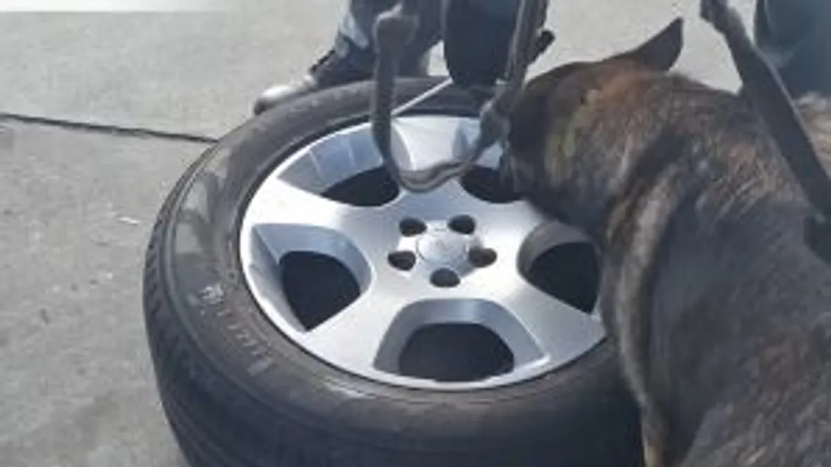 Pótkerekébe rejtett egy drogcsempész a kokaint és extasyt - videó