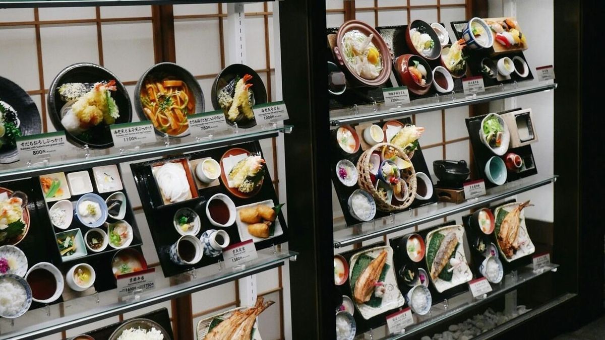 Egyes étkezési célú műanyag edények különösen veszélyesek lehetnek, kiváltképp, ha fekete színűek és égésgátló anyagot tartalmaznak (illusztráció)