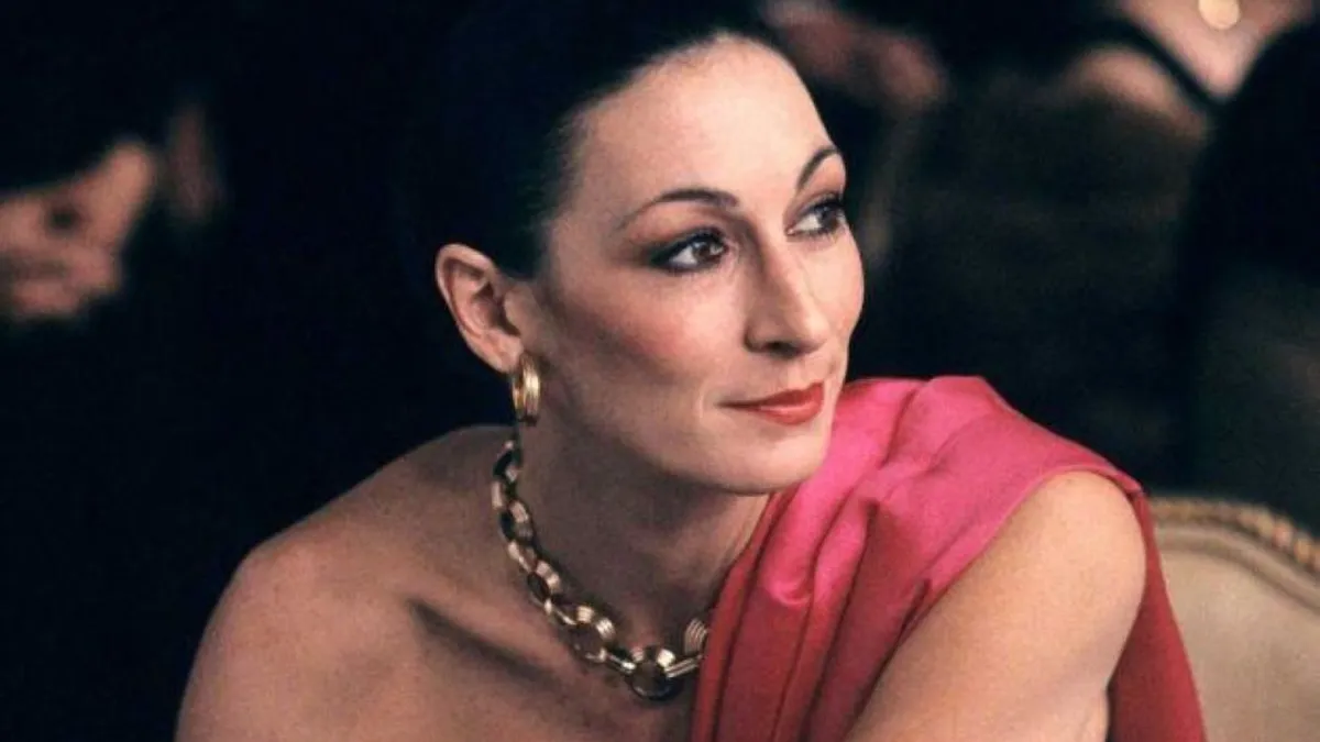 Anjelica Huston felismerhetetlen friss fotóin