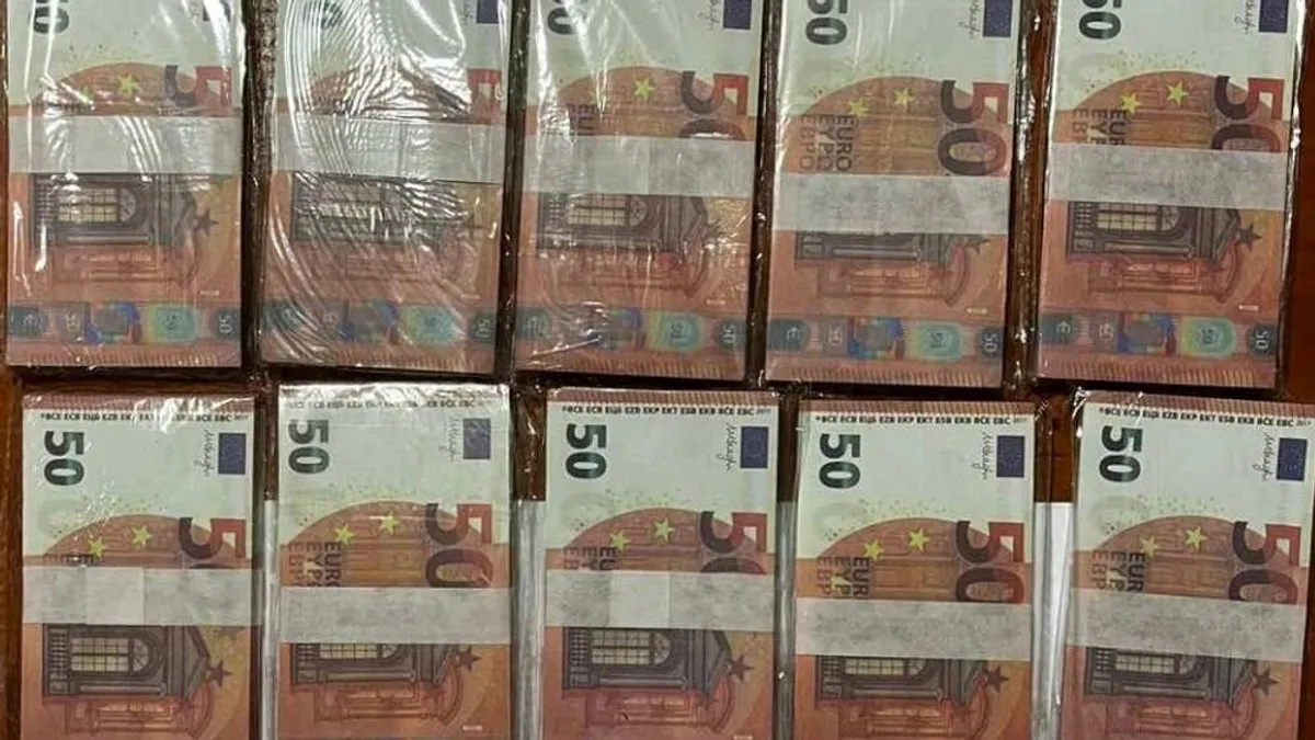 Több mint háromezer hamis bankjegyet találtak egy budapesti férfi lakásán