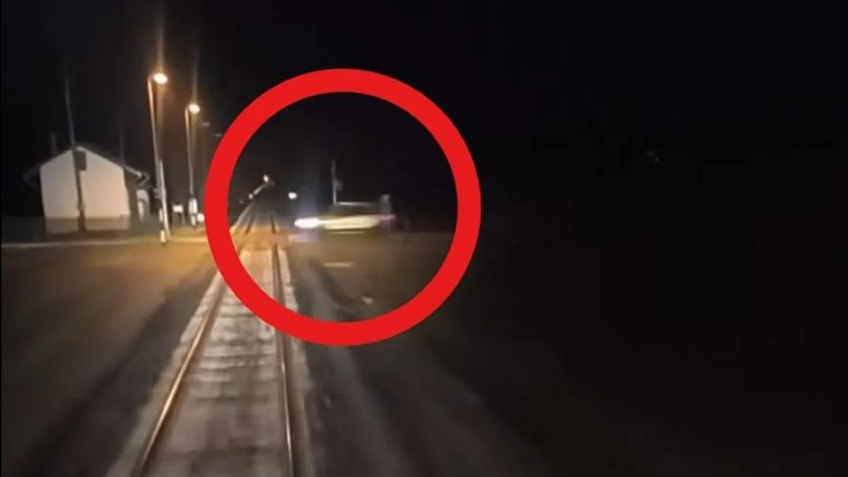 Hátborzongató videó egy vasúti átjáróból