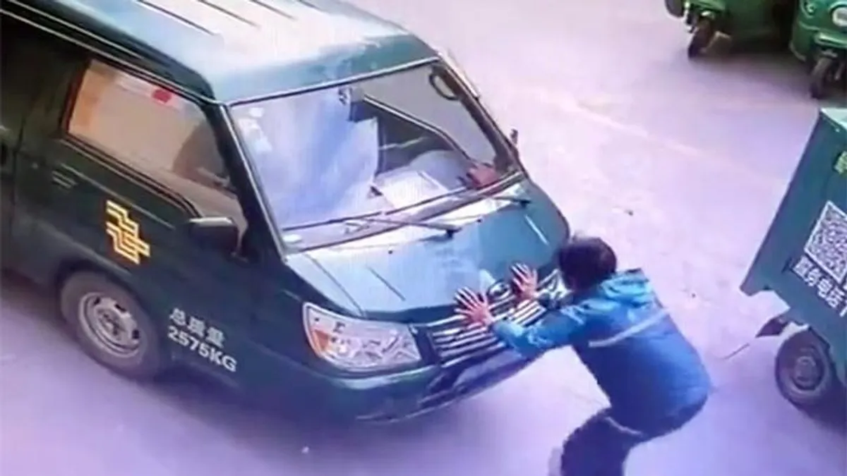 Cirkuszban kéne mutogatni, amit ez a két bamba sofőr bemutatott a parkolóban - videó