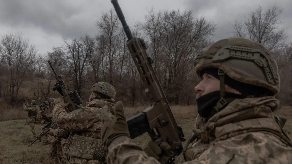 Orosz hibrid támadásokra figyelmeztet a NATO, Zelenszkij döntése mindent megváltoztat