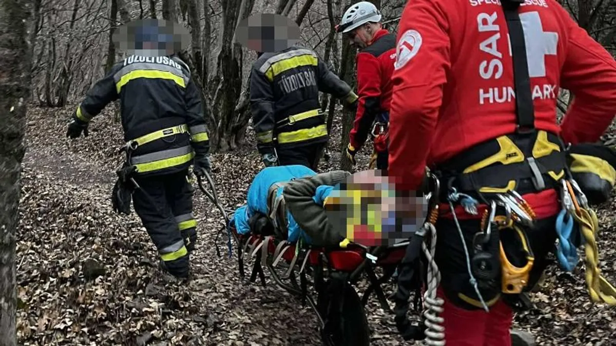 Drámai mentőakció a Börzsönyben: sérült túrázót hoztak le a Remete-barlangtól - videó