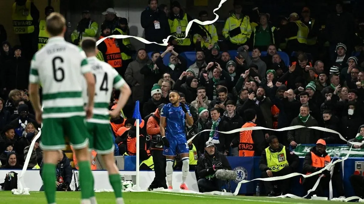 Vécépapírral dobálták meg a Chelsea sztárját a szurkolók