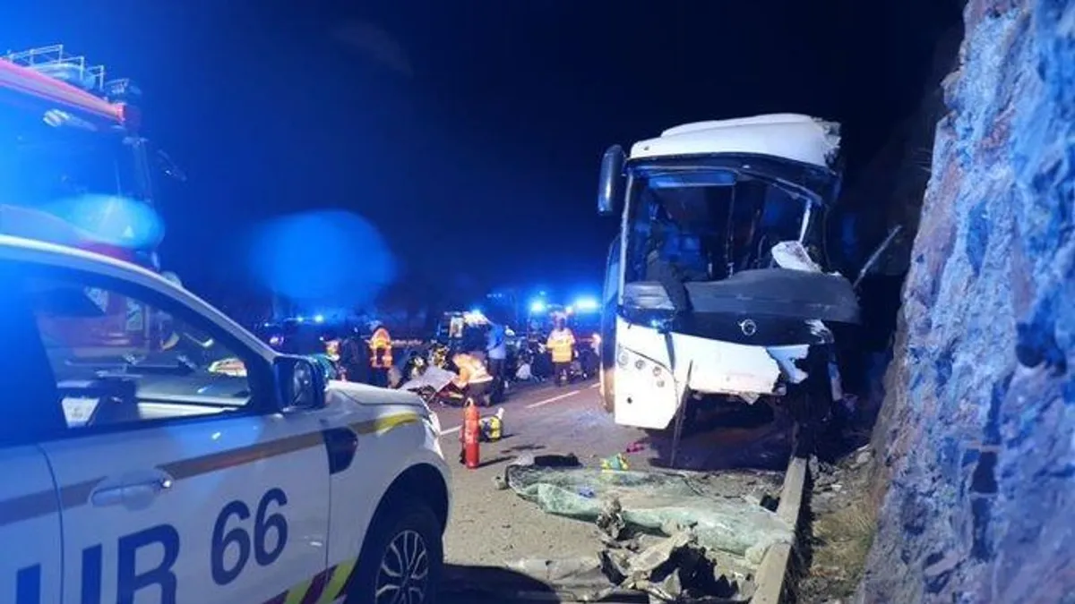 Emberek haltak meg, miután sziklának ütközött egy busz a francia Pireneusokban