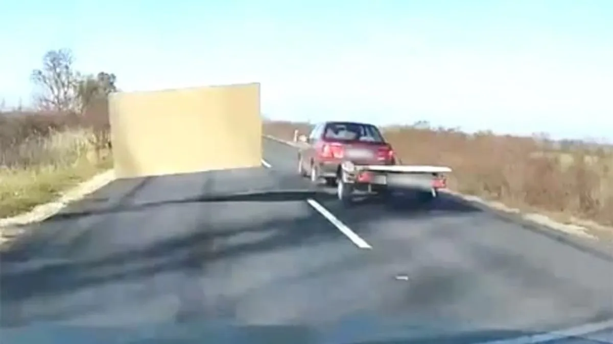 A suzukis nem rögzítette megfelelően, el is szabadult az utánfutó rakománya a 46-os úton - videó