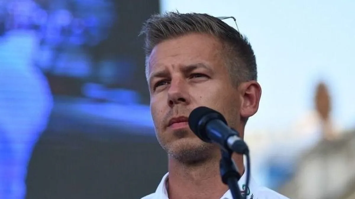 Wellor így kíván boldog új évet Magyar Péternek