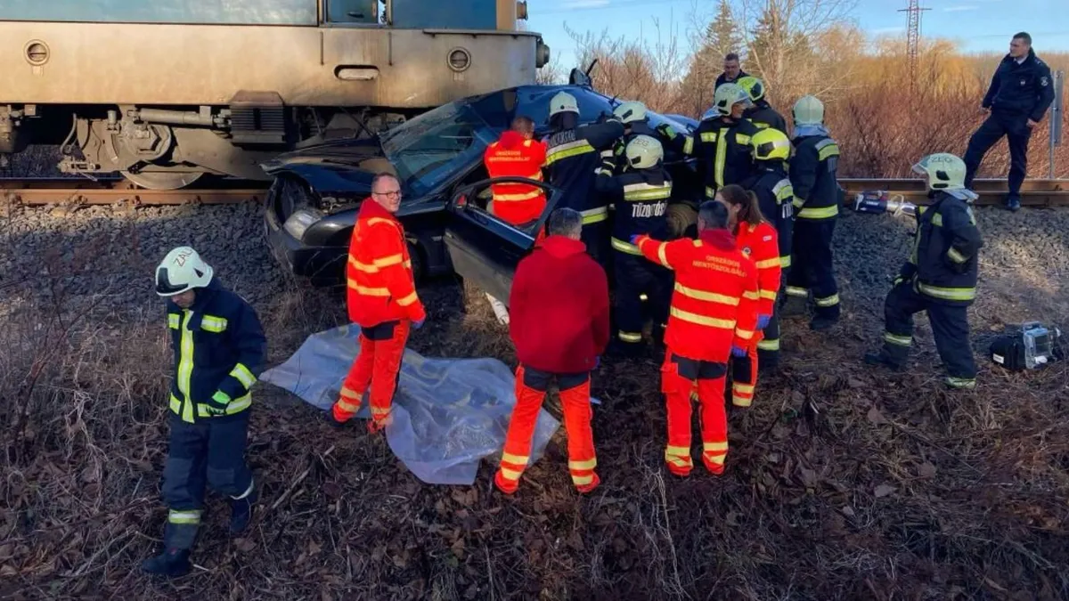 Vonat elé hajtott egy autós Zalaegerszegen - fotók