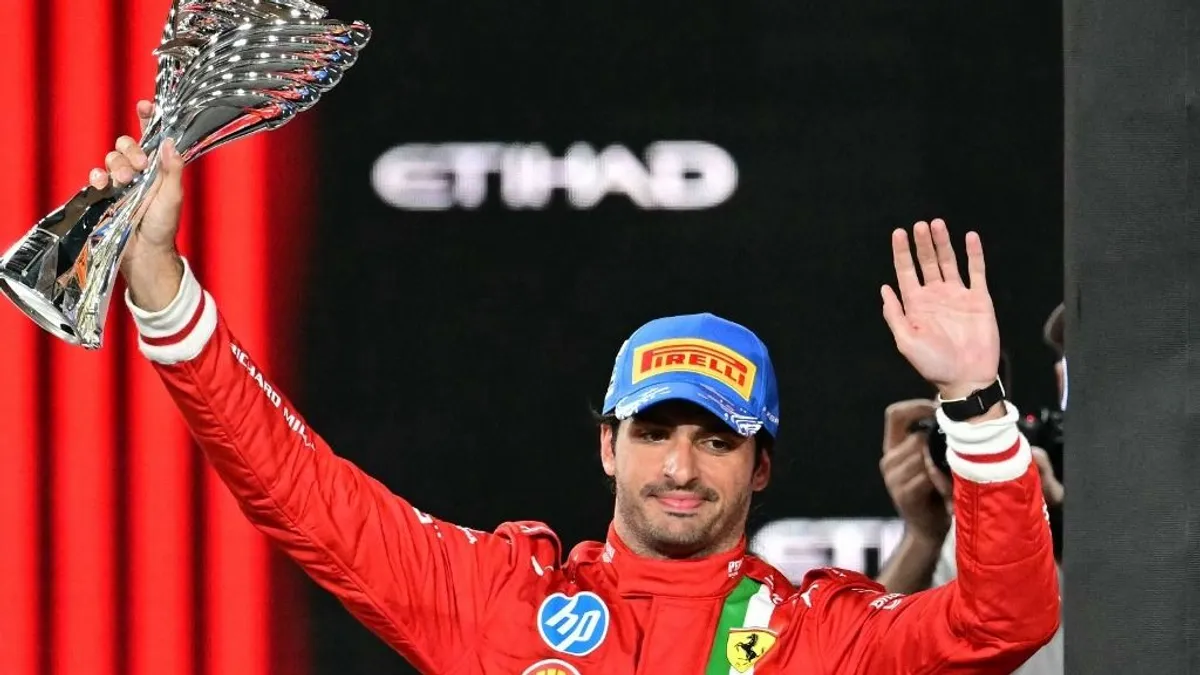 Hihetetlen búcsúajándékot kapott Carlos Sainz a Ferraritól