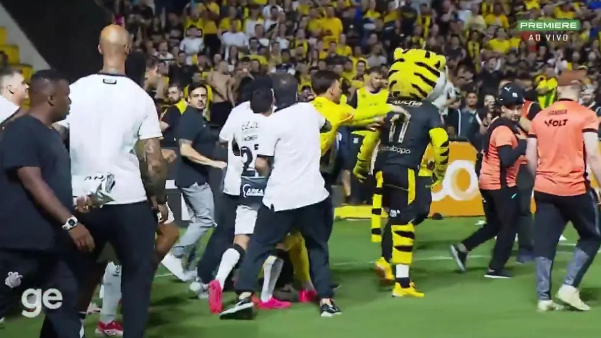 Ilyet még nem látott: kiállították a verekedést szító kabalafigurát a brazil bajnokin - videó