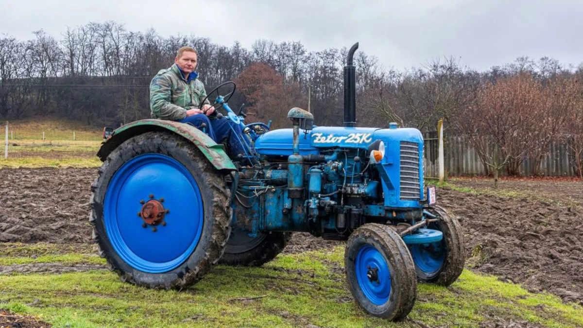Énekel a babakék Zetor, ha a nézsai traktorkirály hajtja
