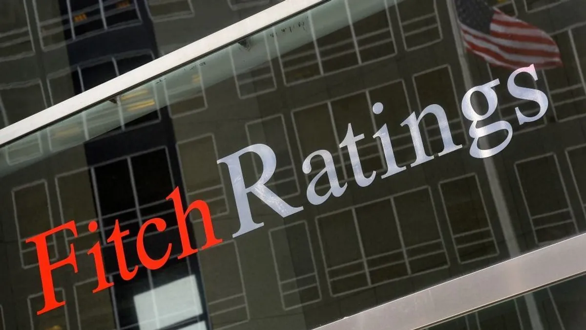 Javuló magyar gazdaság: felminősítette Magyarországot a Fitch