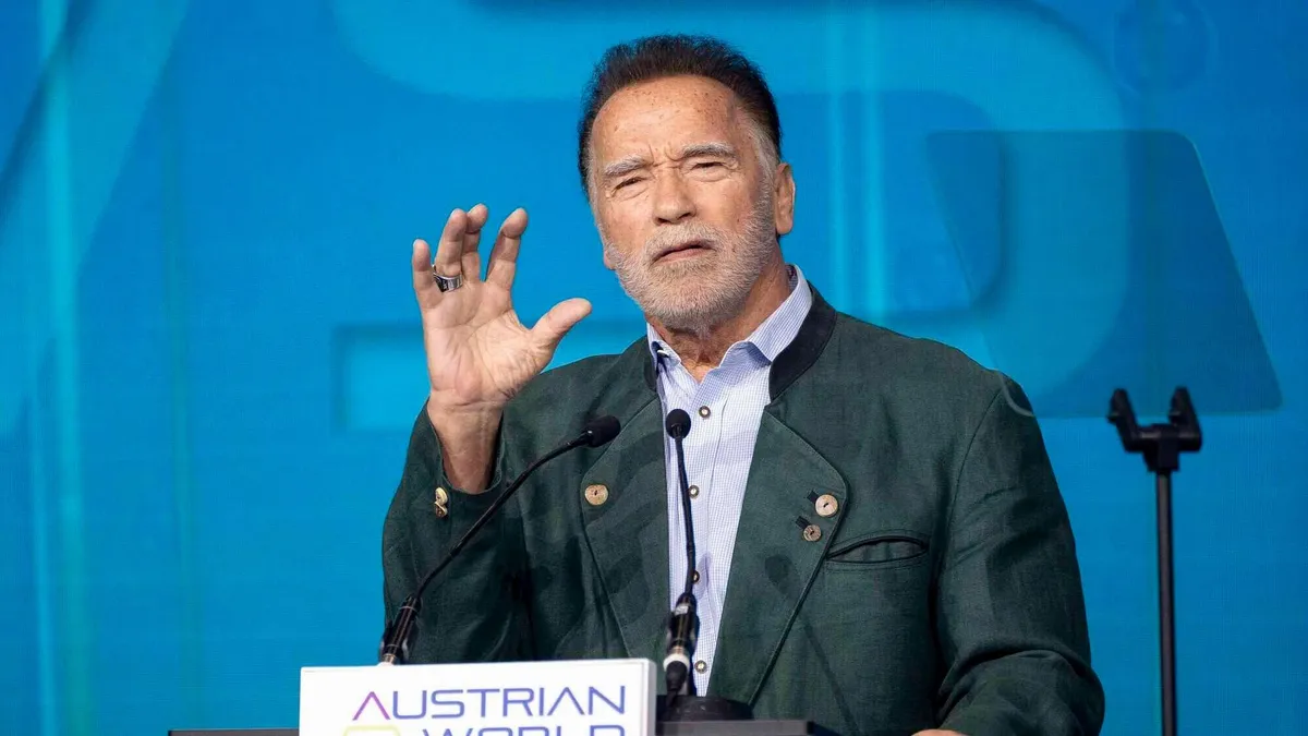 Rá sem ismerni Mikulásnak öltözött Arnold Schwarzeneggerre