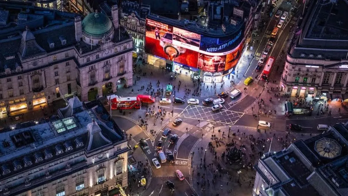 Tömegbe hajtott egy autó Londonban, egy ember válságos állapotban van