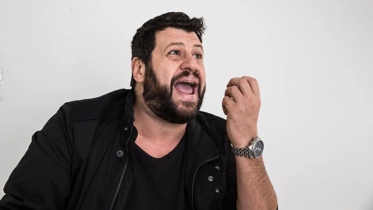 Puzsér Róbert dúskál a milliókban, miközben a rendszert gyalázza