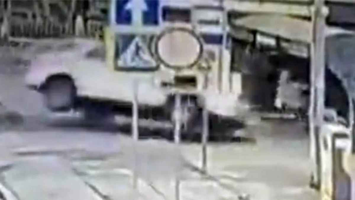 Megérkezett a profi a kanyarhoz, úgy borult be a buszmegállóba, mintha oda akart volna parkolni - videó