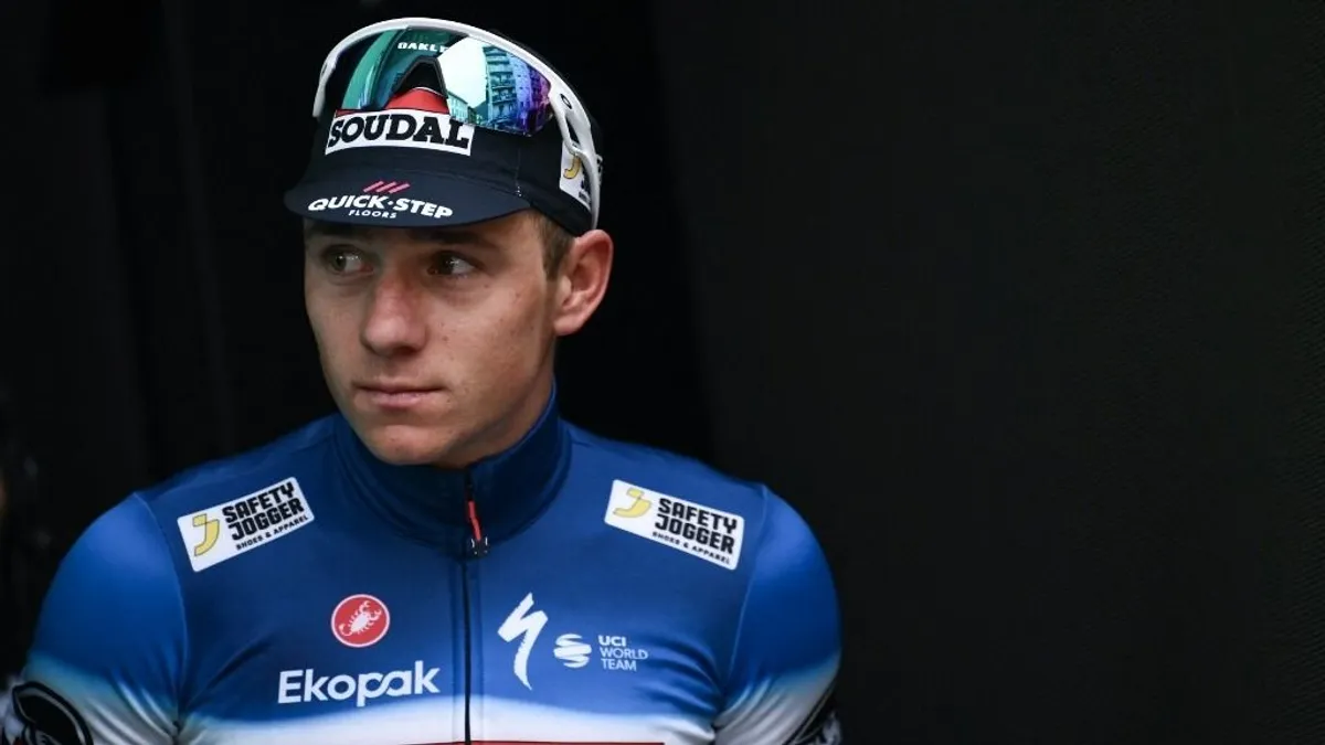 Remco Evenepoel akkorát bukott, hogy kettétört a kerékpárja