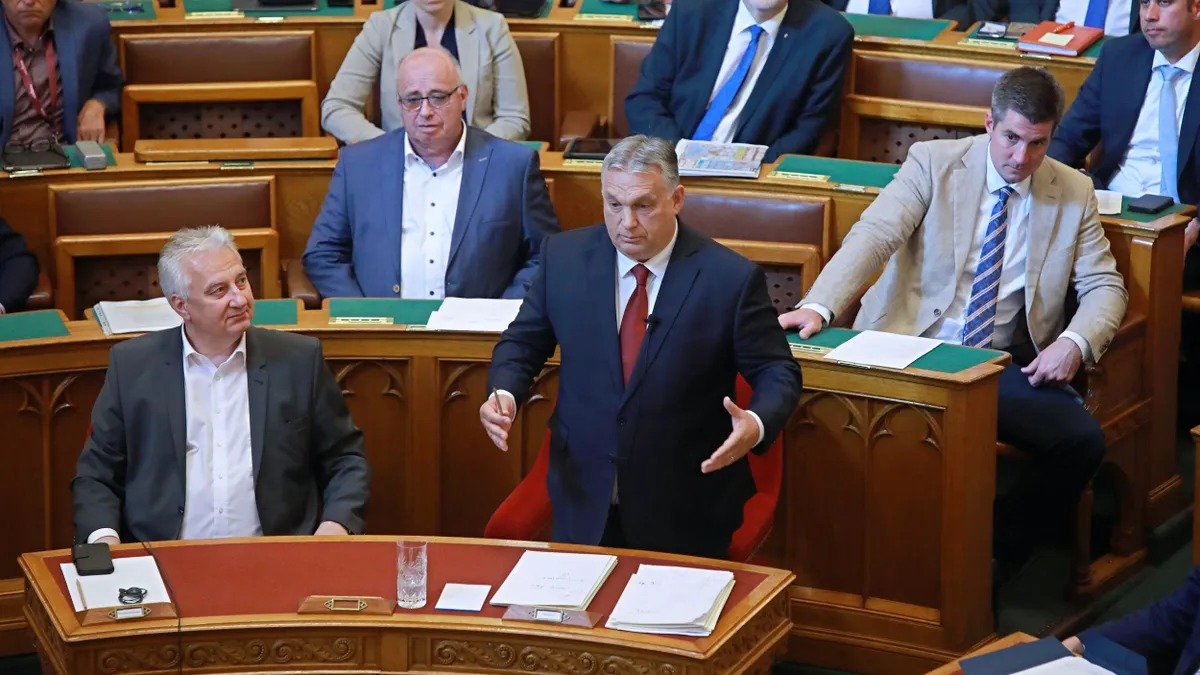 Itt vannak Orbán Viktor viszonválaszai az Országgyűlésből percről percre