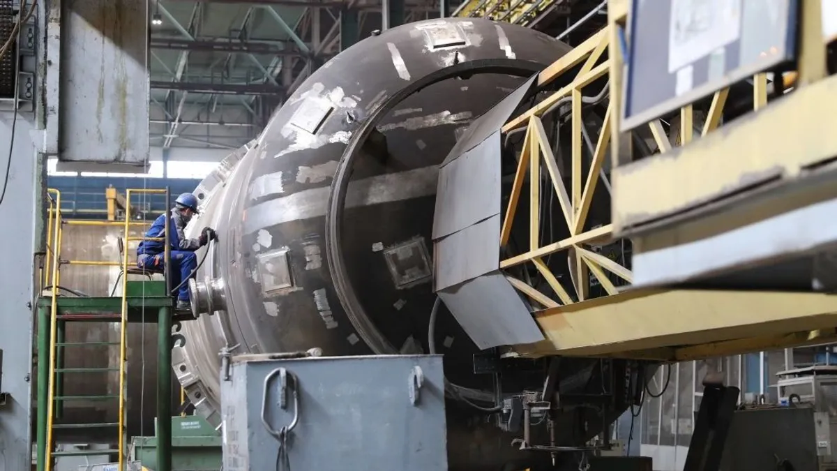 Megszorítások Szlovákiában, rezsicsökkentés Lengyelországban, Szerbia is atomerőművet akar