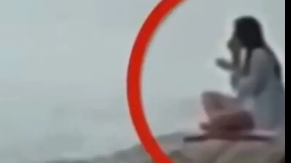 Meghalt a sziklán jógázó orosz színésznő, hatalmas hullám sodorta el - videó