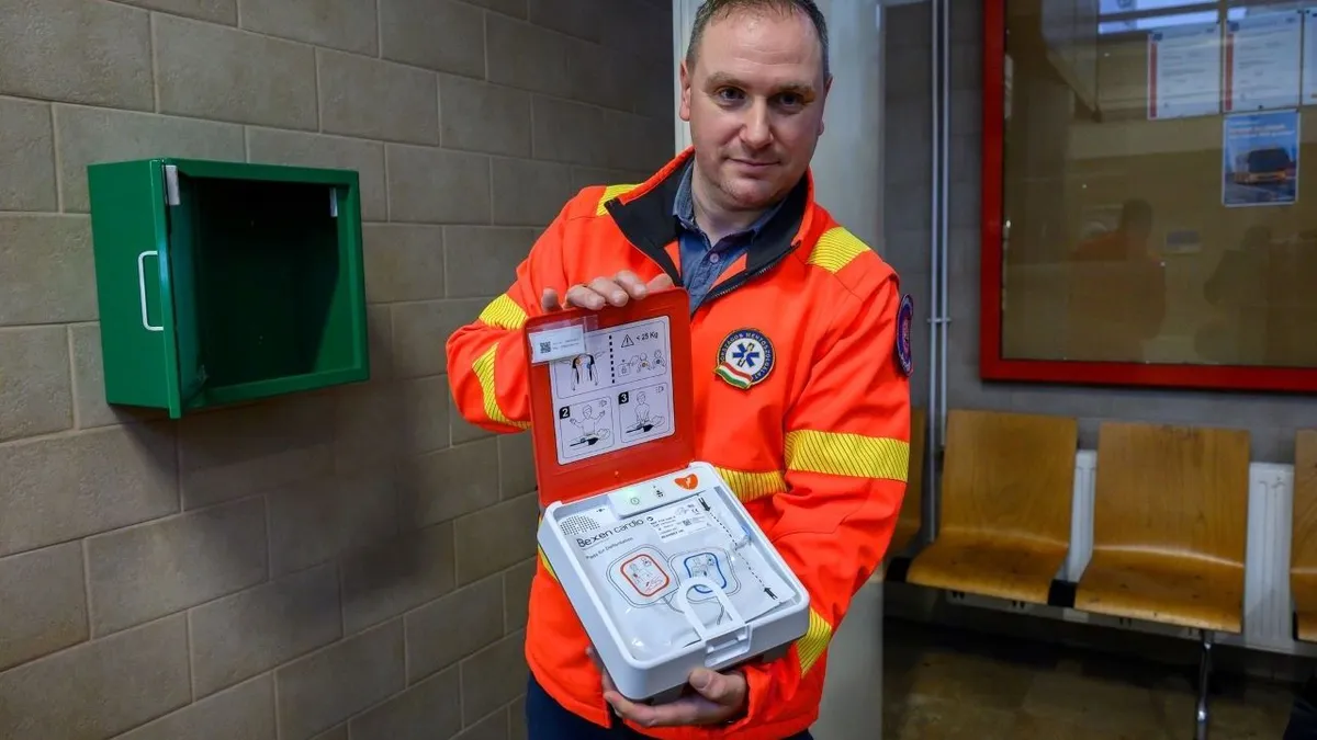 Defibrillátort telepítettek a soproni buszállomásra