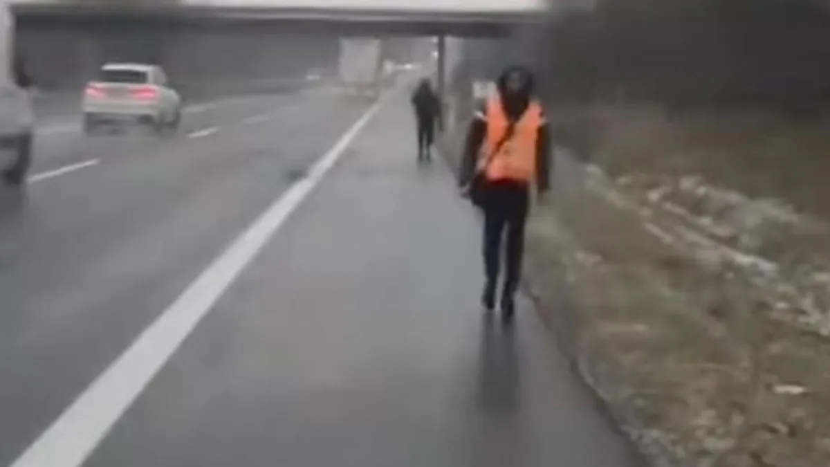 Azt hitték az autópálya leállósávjára, hogy járda, a rendőrök nem finomkodtak a bírsággal - videó