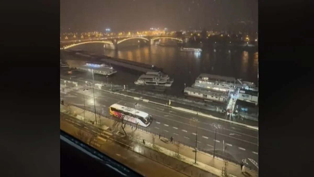 A Margit hídnak ütközött egy uszály - videó