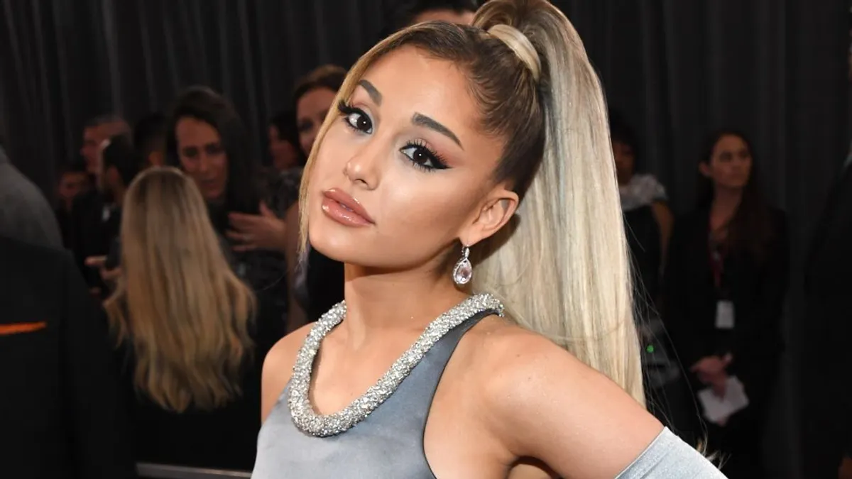 Ariana Grande az Oscar-gála legfurcsább ruhájában lépett a vörös szőnyegre - képek