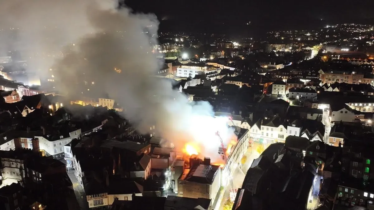 Hatalmas tüzet okozott két tinédzser Angliában, letartóztatták őket - videó