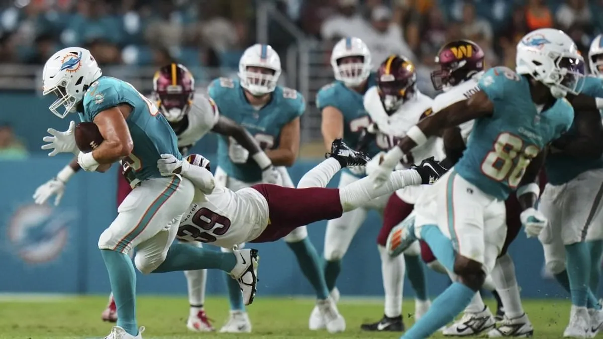 Az NFL-meccs után a pályán kérte meg a párja kezét a játékos - videó