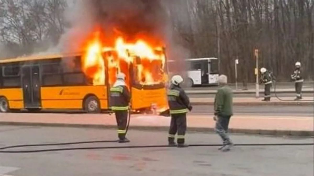 Menet közben gyulladt ki egy busz Tiszaújvároson