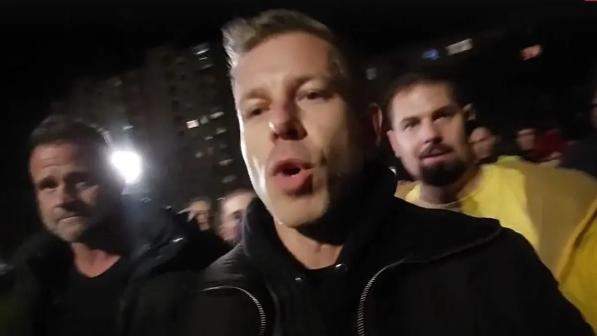 Magyar Péter lökdösődő testőrök mögött menekült a kérdések elől - videó