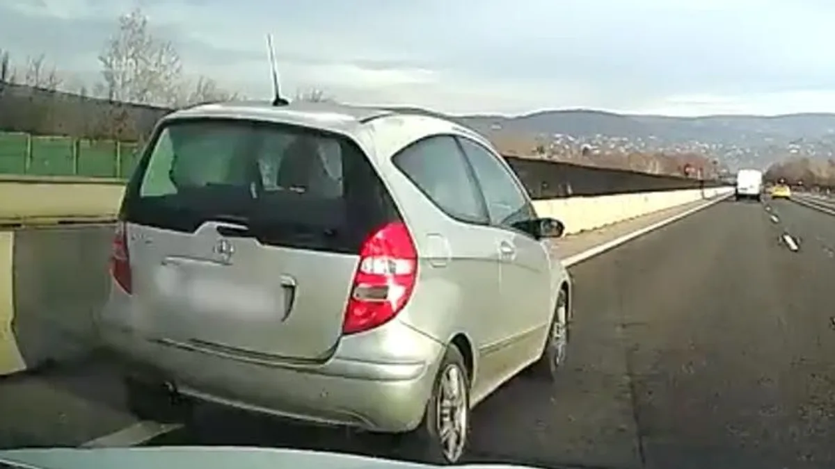 Elmebeteg módon előzött egy ámokfutó mercis az M7-esen, csoda, hogy elmaradt a baleset - videó