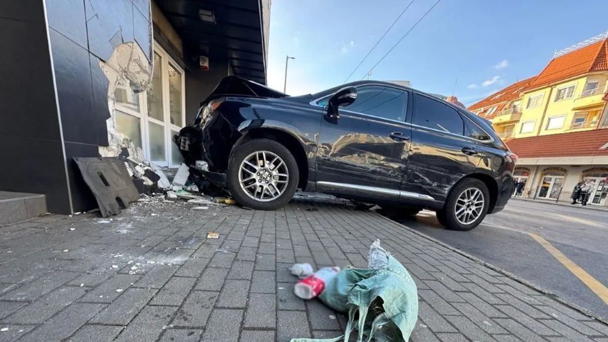 Buszmegállóba csapódott egy autó Debrecenben, több ember megsérült - videó
