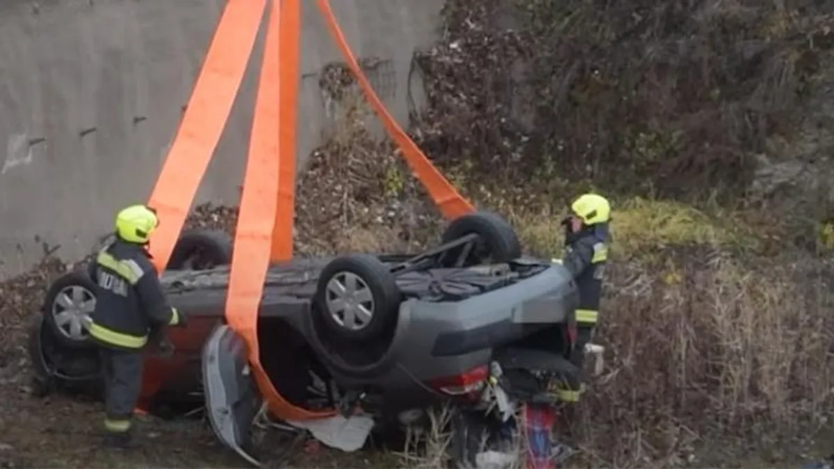 Így mentették ki a tetejére zuhant autót egy budapesti munkagödörből - videó