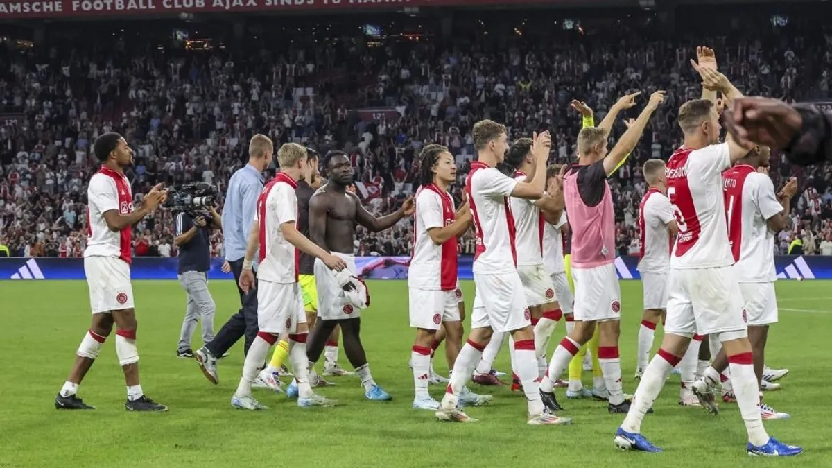 11 éves csodagyerek lopta el a show-t az Ajax meccse előtt - videó