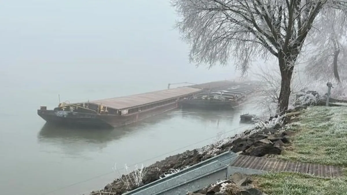 Partnak ütközött egy osztrák tolóhajó a Dunán