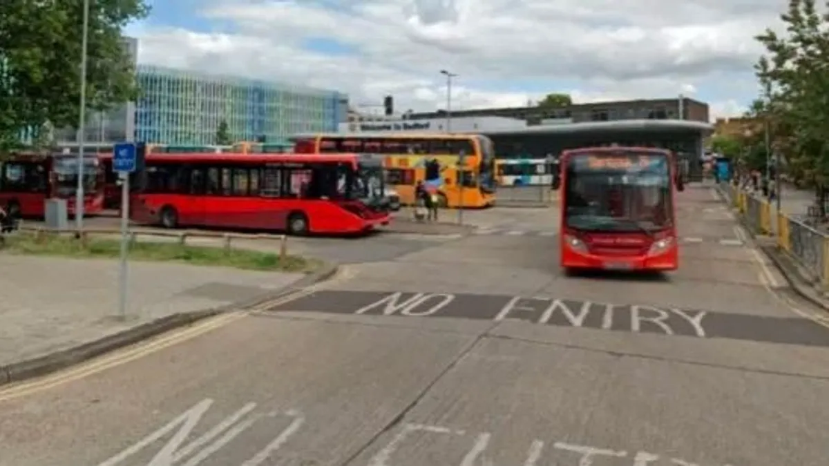 Halálra késeltek egy fiút egy angliai buszpályaudvaron