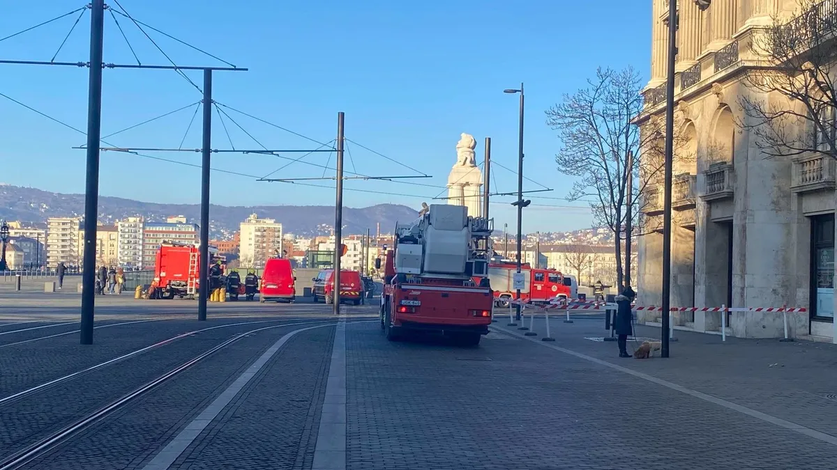 Tűzoltók lepték el a Kossuth teret, mutatjuk a részleteket