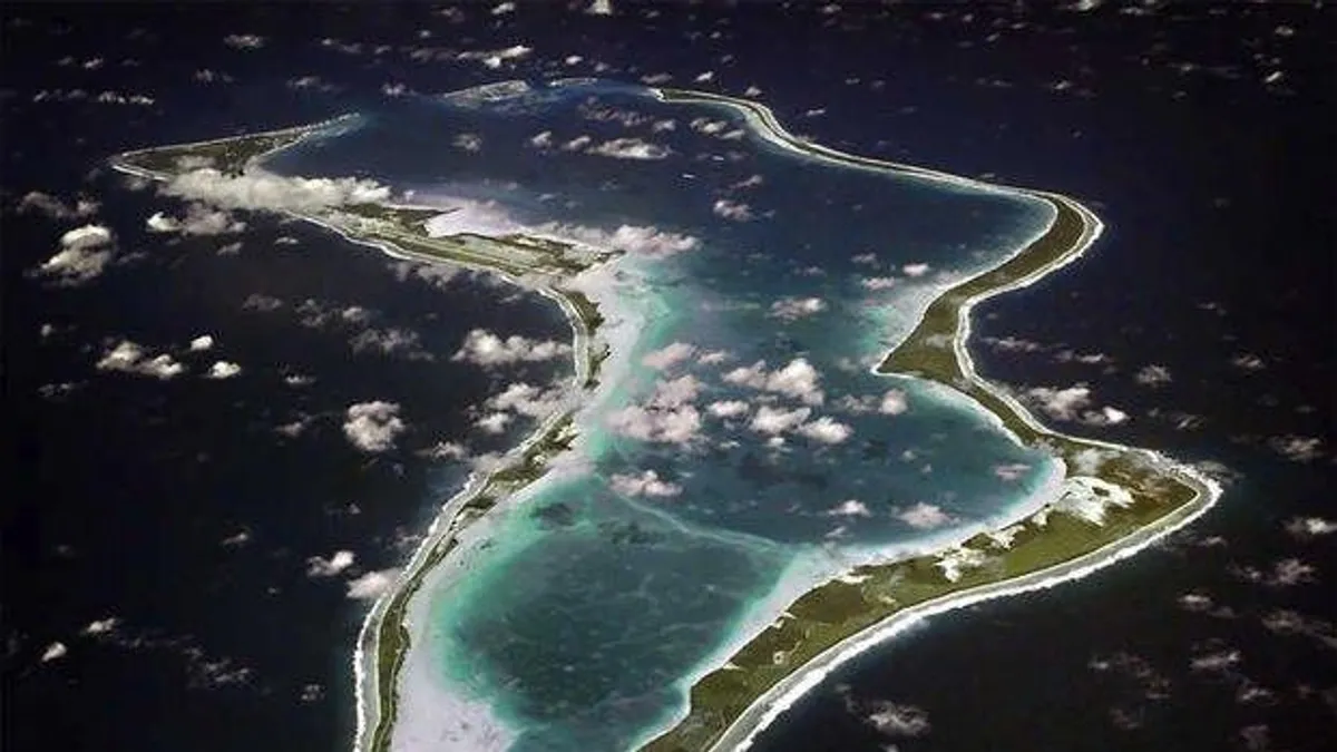 Elhalasztja a Chagos-szigetcsoport feletti szuverenitás átadásának ratifikálását a brit kormány