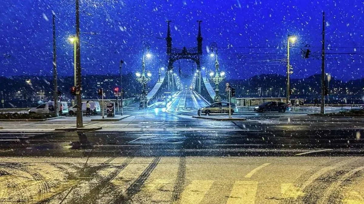 Leesett az idei első hó, máris nagy a káosz a budapesti közlekedésben