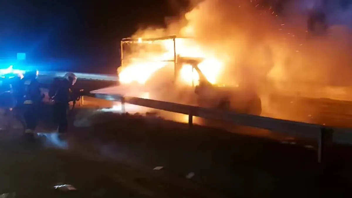 Lángokba borult egy kisteherautó, videón a tűzoltók heroikus küzdelme